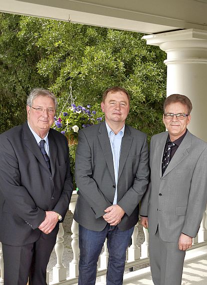 Vorsitzender Danko Jur (Mitte) mit den beiden Ortsvorsteherkandidaten Winfried Bohn (links) und Reinhard Fischer